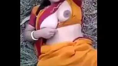 Sexy aunty exposing her boobs and hairy pussy