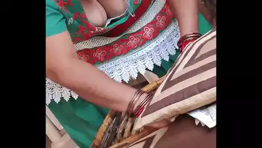indian aunty showing boobs