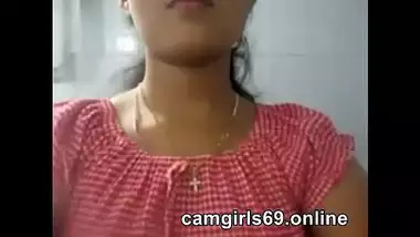 Indian girl showing her boobs on cam