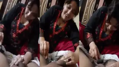 Desi wife shaving dick of her husbandâ€™s Desi MMS video