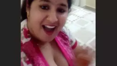 Cleavage wali bhabi