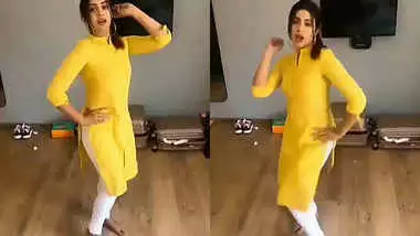 beautiful desi babe with fit figure dancing