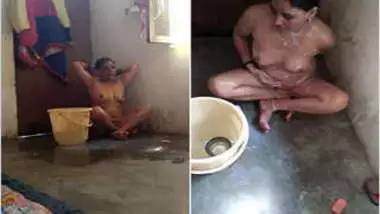 Fellow films how naked Desi woman nicely washes XXX body in bathroom