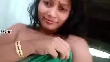 Indian chick shows titties running the risk of being caught