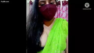 Desi Indian aunty with a sexy figure