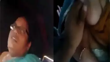 Aunty shows her boobs for free auto ride
