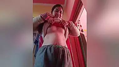 Today Exclusive- Horny Bhabhi Showing Her Boobs