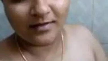 Short-haired Desi Bhabhi licks saggy boobs and fingers XXX twat in bath