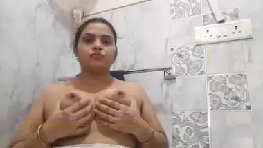 Sexy Bhabhi Shows Her Big Boobs