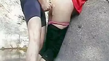 Naughty Bhabhi Sneaks Outdoors With Friend For Quick Sex