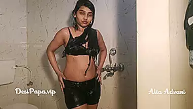 Indian College Girl Alia Advani In Shower With Indian Aunty And Indian Bhabhi