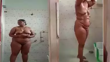 Tamil BBW nude bath with door open for pervert husband