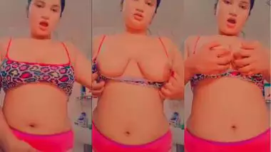 Sexy girl shows her boobs and pussy in desi nude MMS