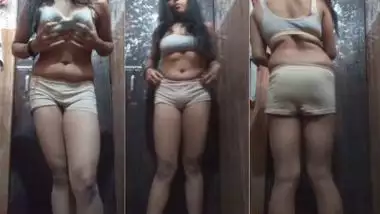 A young girl?s stripping MMS for her lover